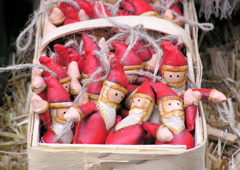 6167_PC120010 Angebot Weihnachtsmarkt - Korb mit Weihnachtsfiguren, rote Mütze - weisser Bart. | Adventszeit  in Hamburg - Weihnachtsmarkt - VOL. 2